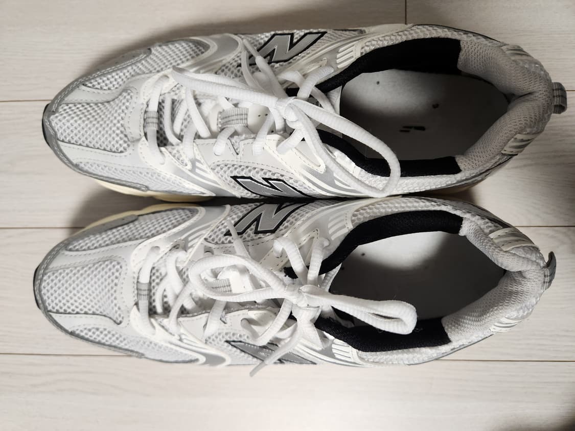 뉴발란스 530 실버 크림 MR530TA 운동화 사이즈275

사진처럼  상품이미지3