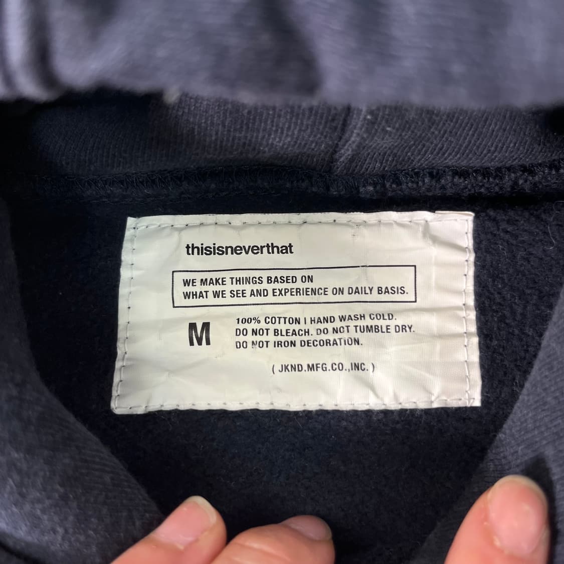 100 디스이즈네버댓 백로고 네이비 후드티 상품이미지4