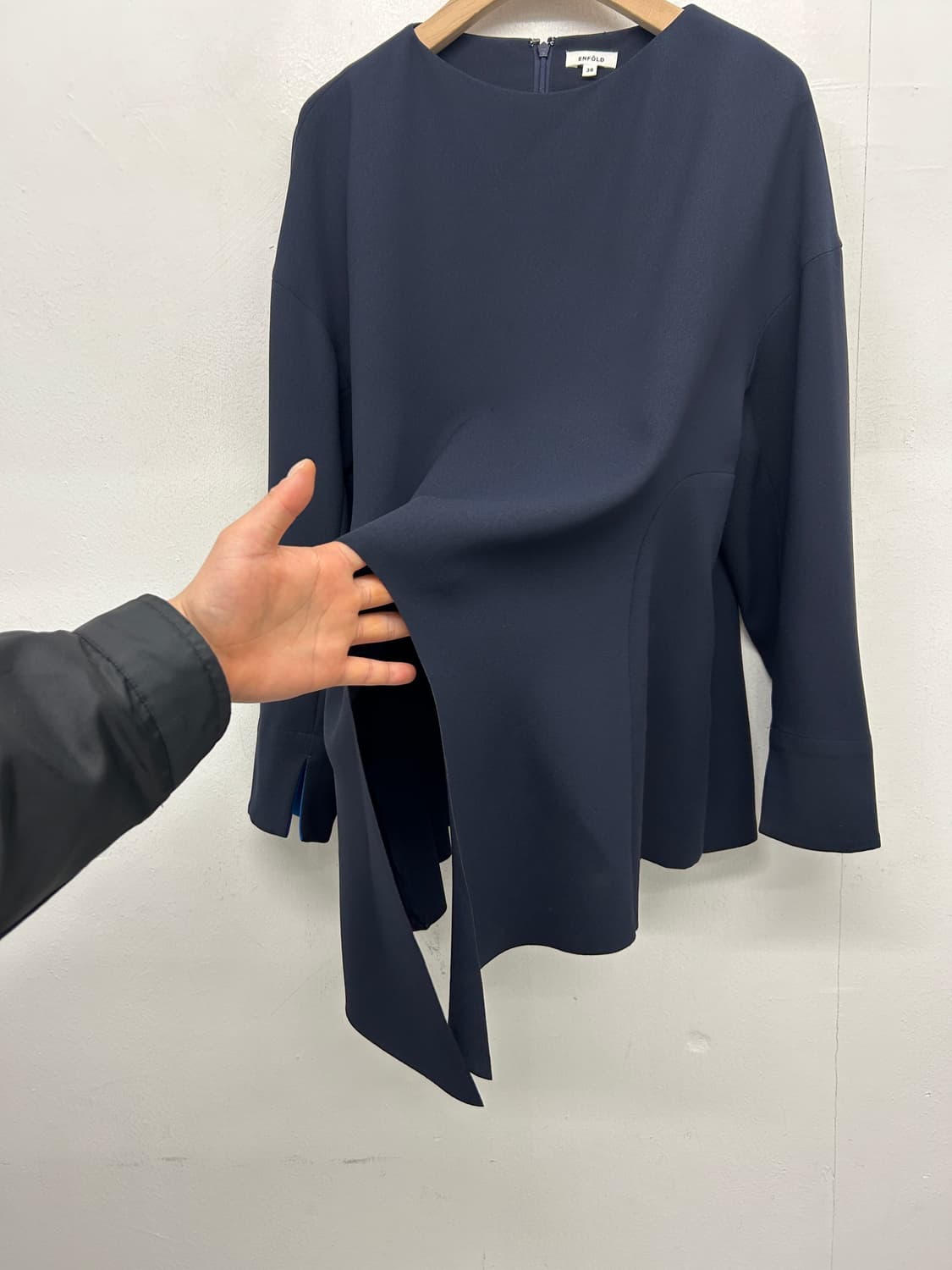 엔폴드 비대칭 페플럼 블라우스 상품이미지3