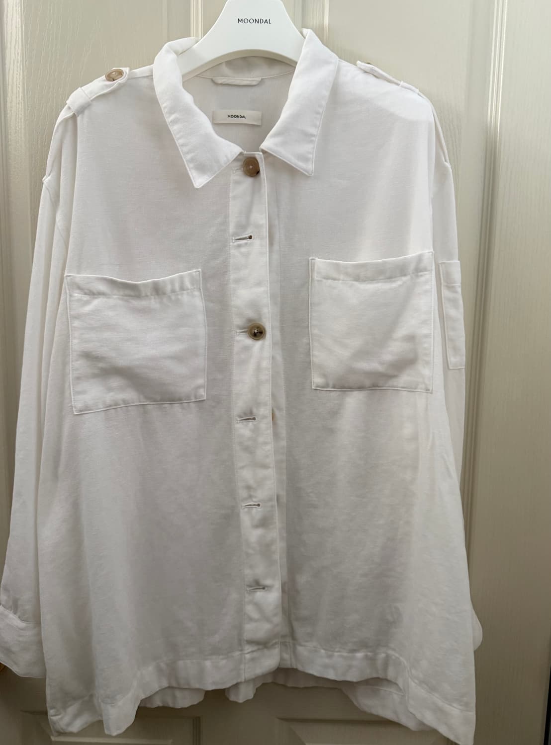 문달 셔츠 Epaulet Shirt in White 상품이미지4