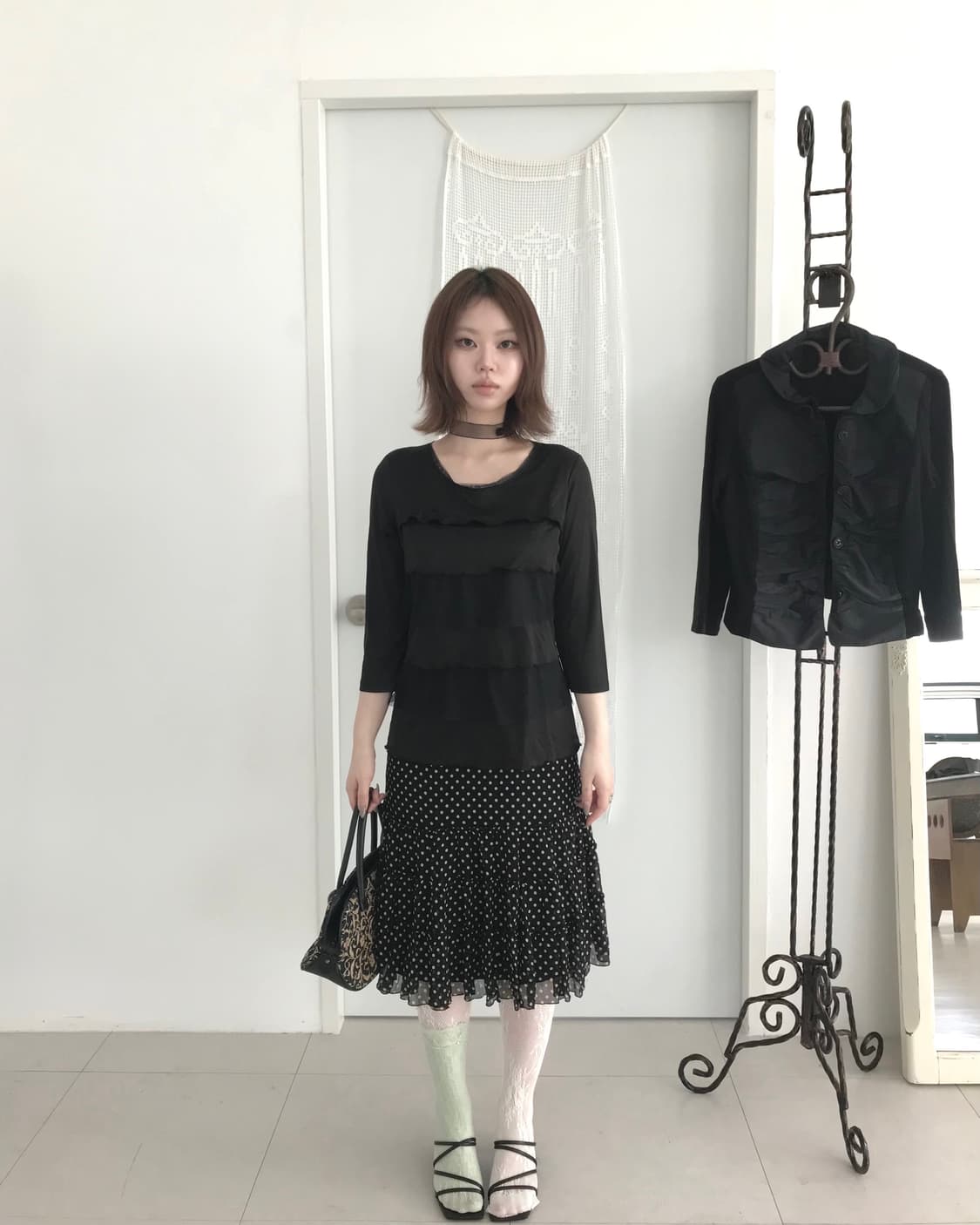 블랙 러플 카라 자켓 & 블랙 프릴 7부탑 & 꾸레쥬 도트 스커트 상품이미지3