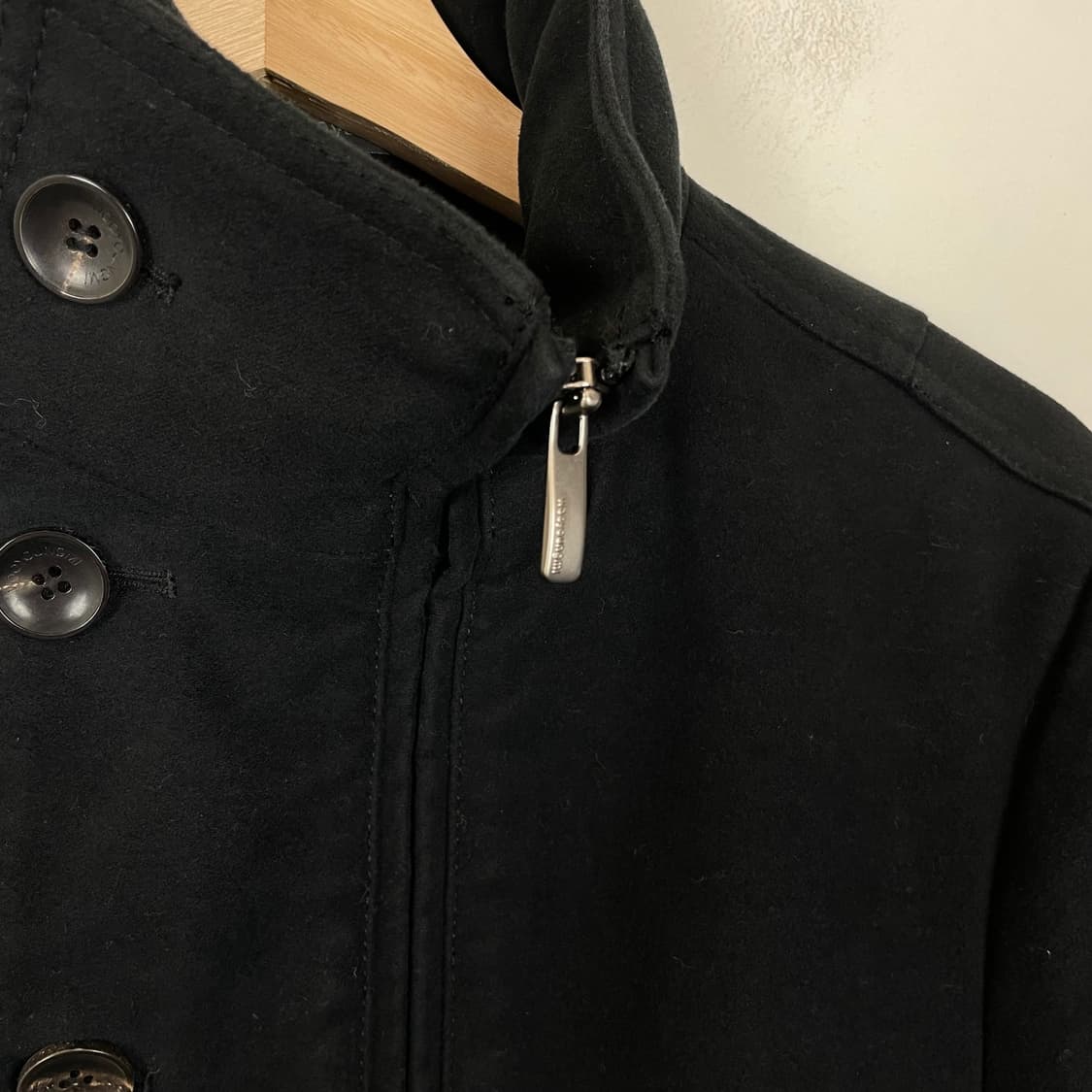 우영미 블랙 하이넥 지퍼라인 미디코트 상품이미지4