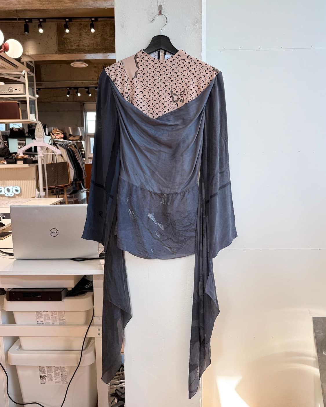 마린세르 골드라인 베이지 차콜 실크 랩 탑  상품이미지2