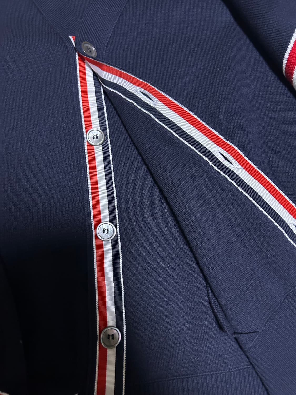 [4, 새상품급] 톰브라운 밀라노스티치 암밴드 가디건 상품이미지4