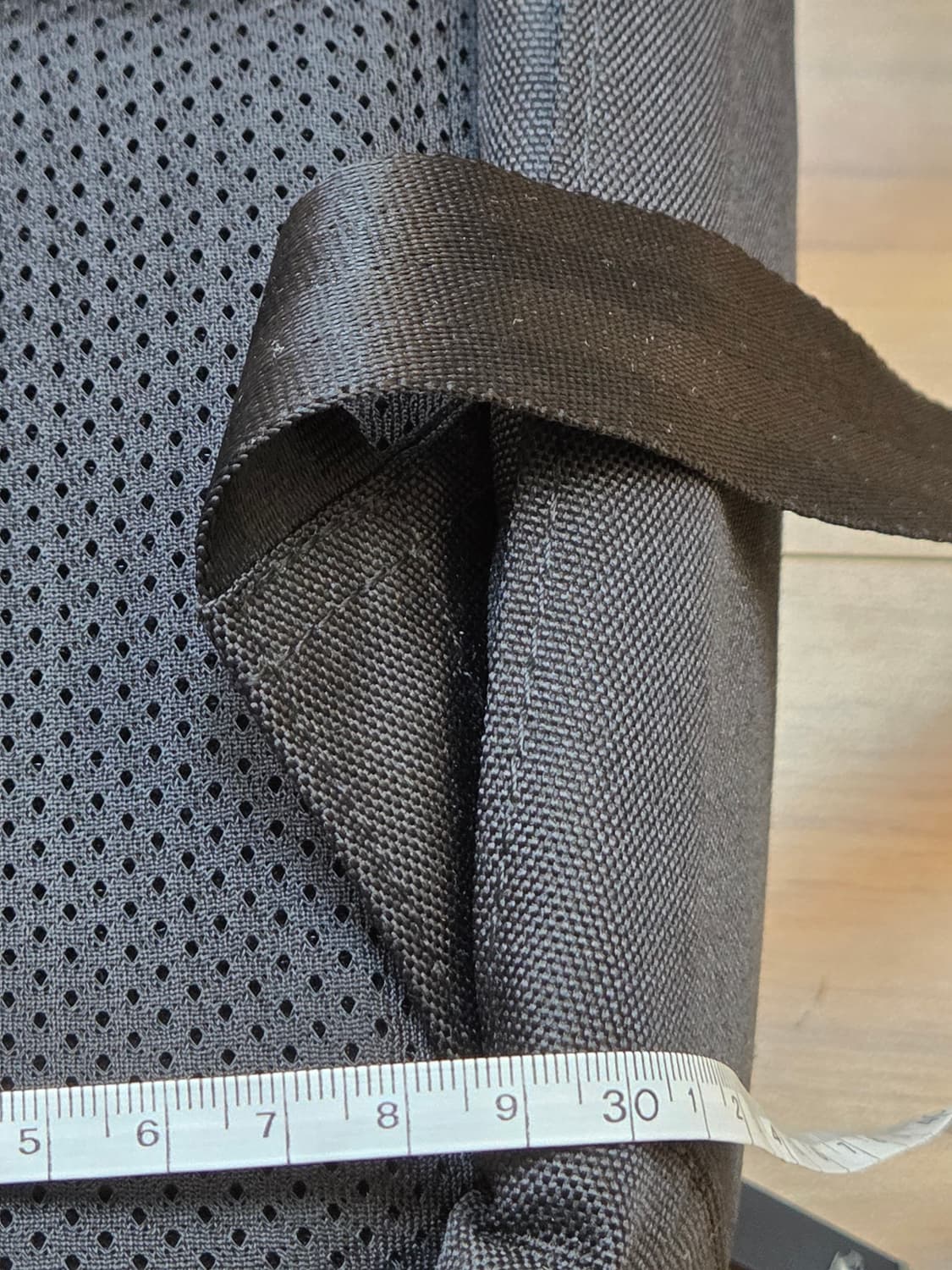 데상트 블랙 백팩 S0123HBP10 모델입니다. 100% 폴리에스터 소 상품이미지9