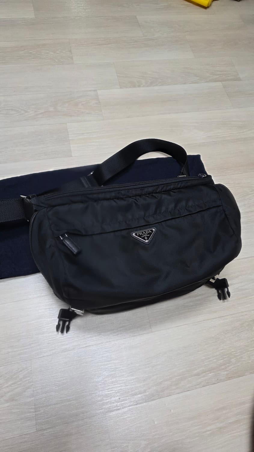 2vh991 L 프라다 바이커 백 상품이미지1