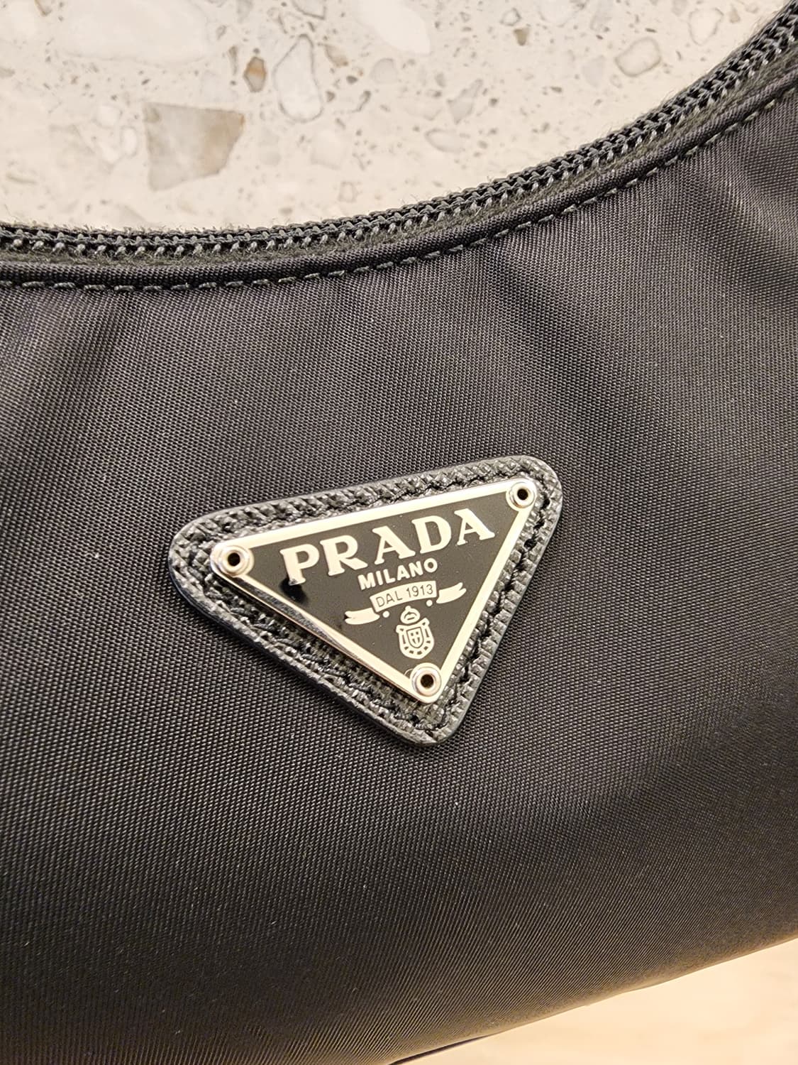 프라다 블랙 테수토 2000 리에디션 리나일론 호보백 2023 상품이미지6