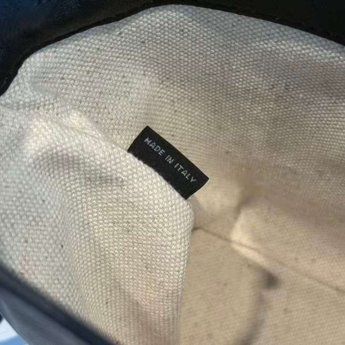 미우 미우 나파 레더 미니백 블랙 상품이미지6