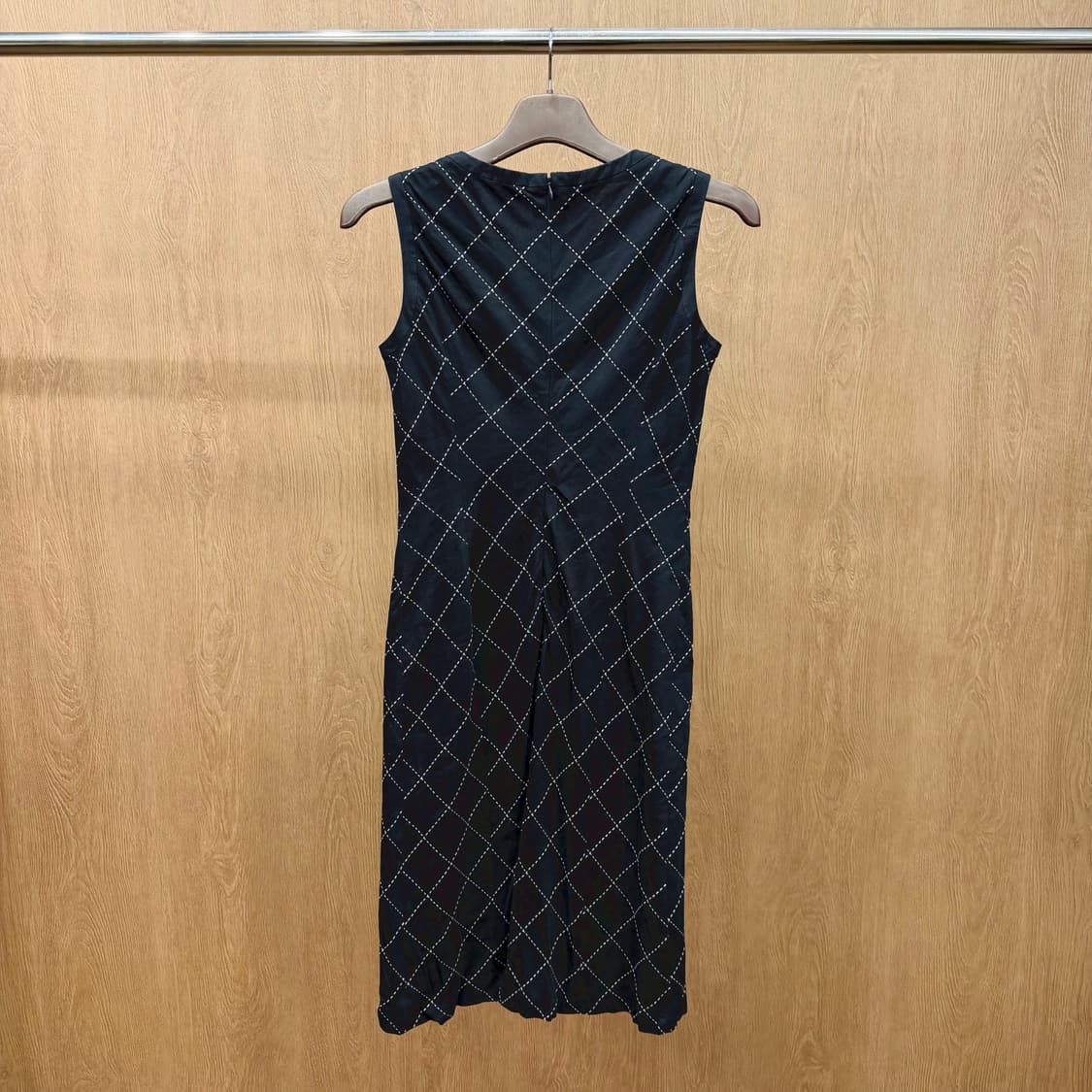 꾸레쥬 브이넥 슬리브리스 원피스 다이아몬드 퀄팅 스티치 패턴 디테일 블랙 상품이미지3