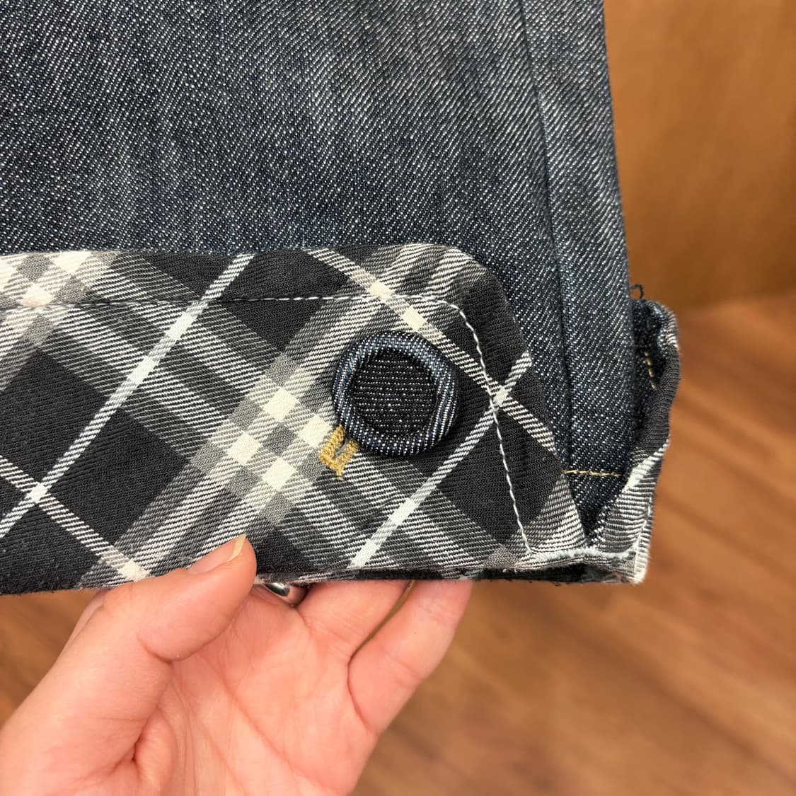 버버리 블루 라벨 7부 데님 팬츠 롤업 체크 안감 로고 자수 디테일 진청 상품이미지6