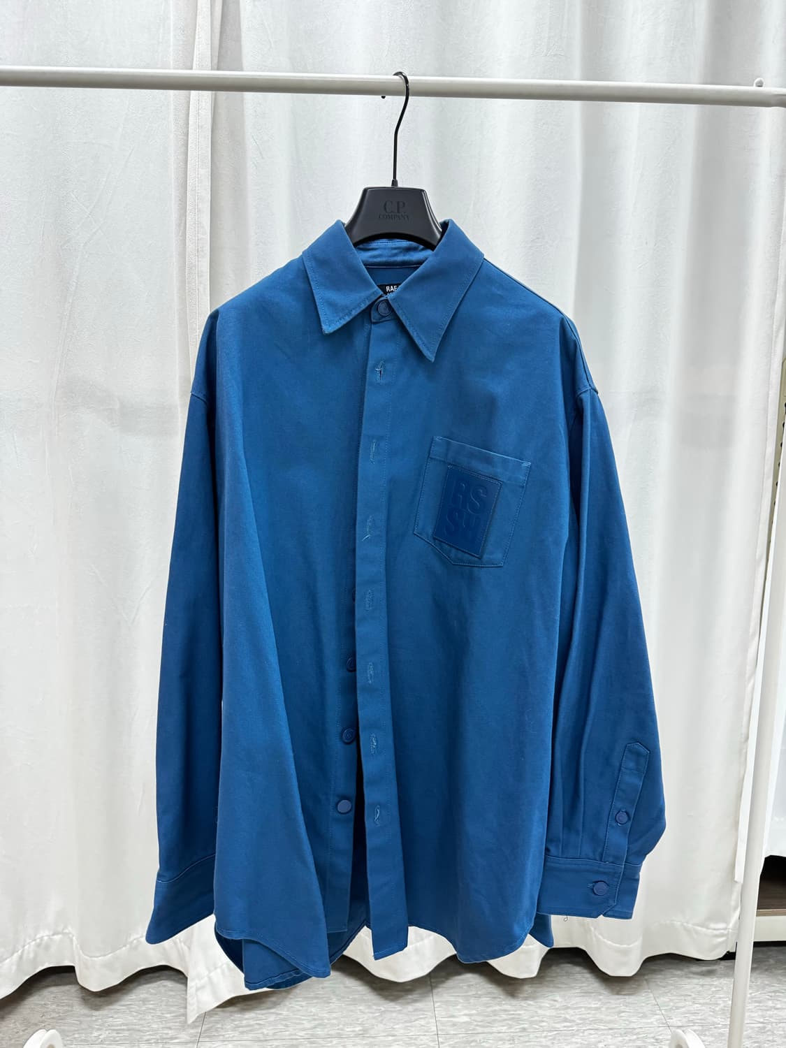 라프시몬스 로고 패치 오버사이즈 셔츠 블루 S 상품이미지3