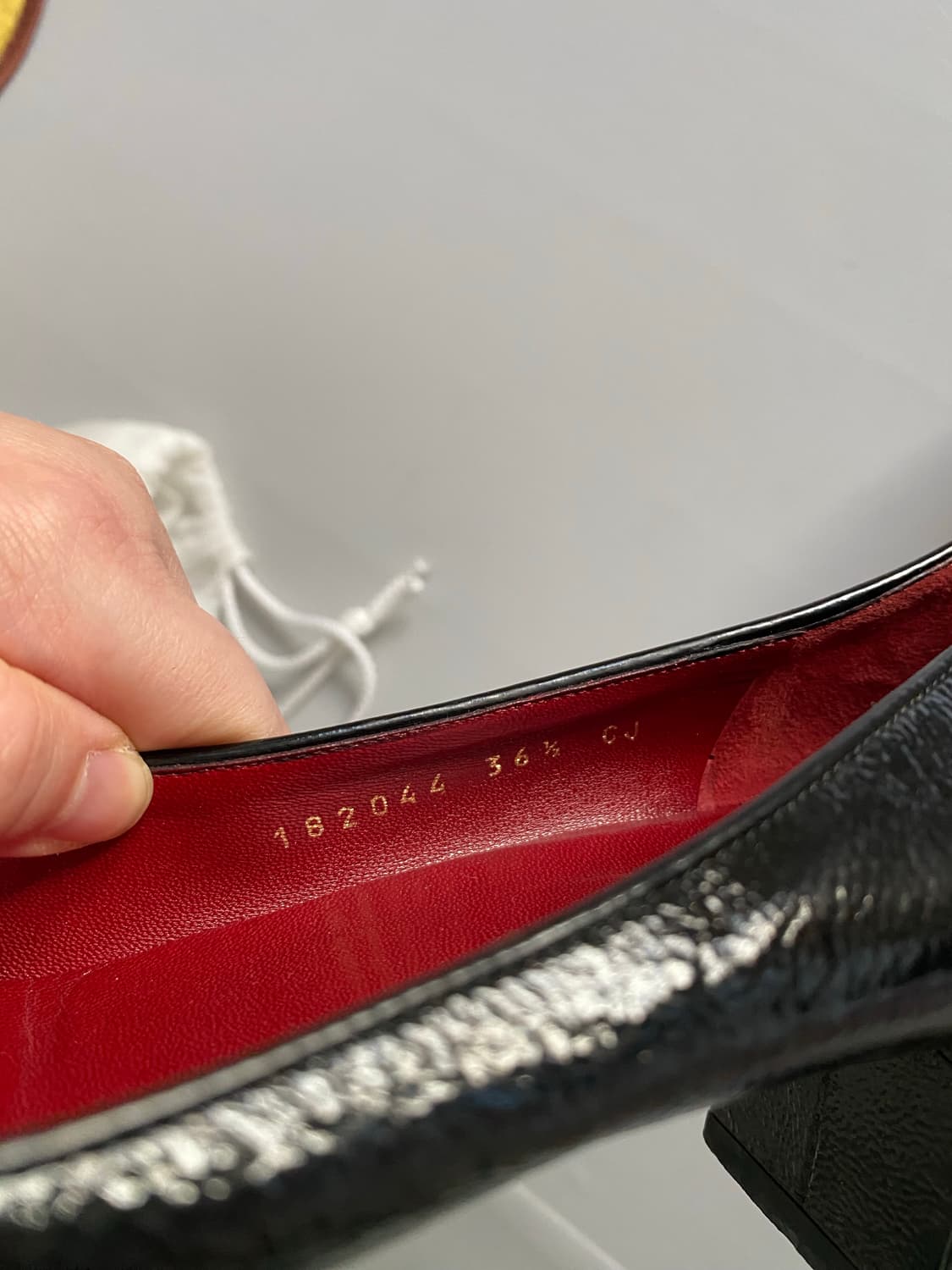 [구찌] 정품 블랙 페이턴트 금장 버튼 펌프스 (36.5 사이즈) 상품이미지3