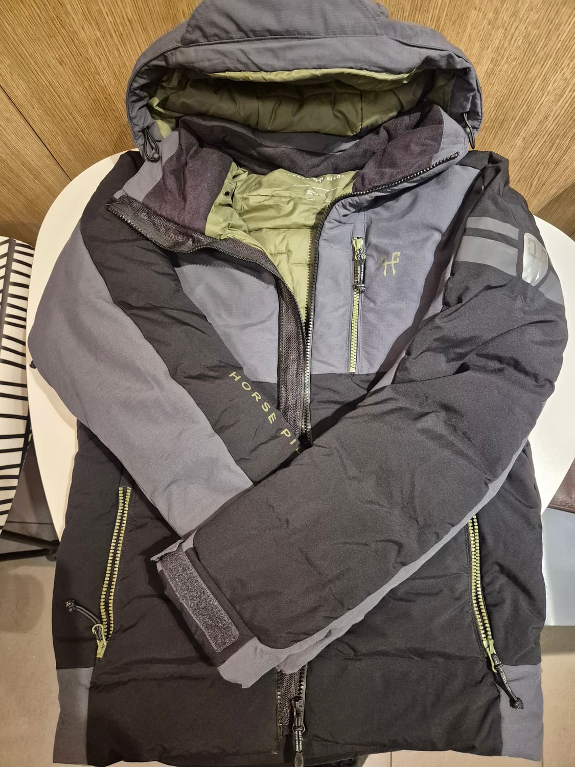 프랑스 승마 브랜드 **Horse Pilot(호스 파일럿)**의 패딩 x 상품이미지2