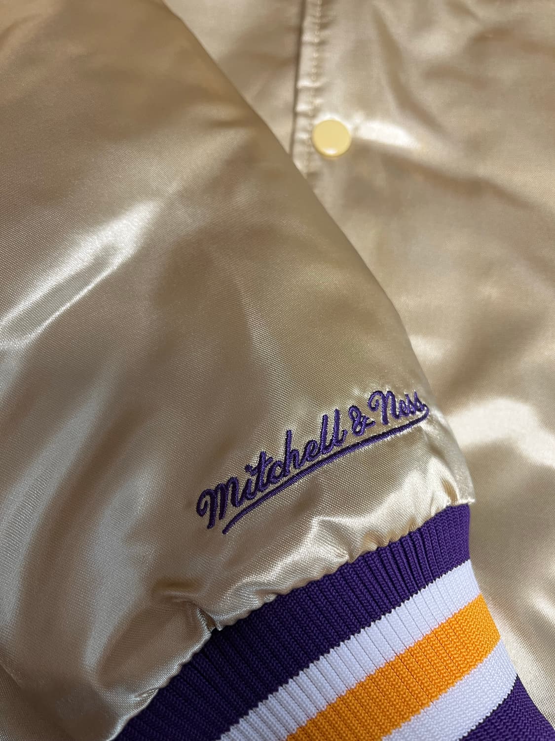 미첼앤네스 NBA LA 레이커스 2000 챔피언쉽 골드 새틴 자켓 M 상품이미지5