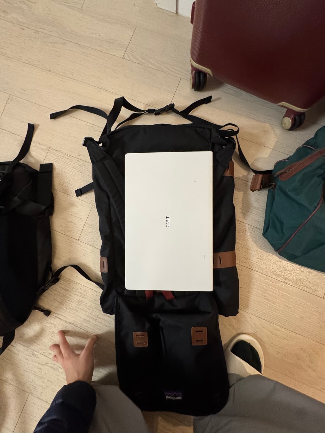 (미사용)(25L, 30L)파타고니아 아버 노트북 백팩  등산 배낭 검정 상품이미지3