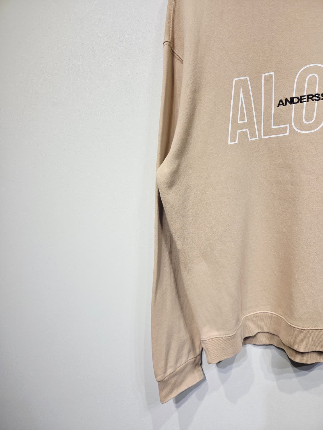 앤더슨벨 ALONE 레터링 사이드 지퍼 맨투맨 베이지 상품이미지4