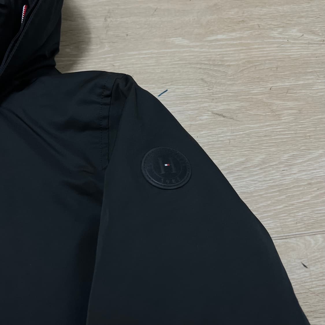 타미힐피거 여성 와펜 후드 미디엄 패딩 점퍼 [블랙] XS/85 상품이미지4