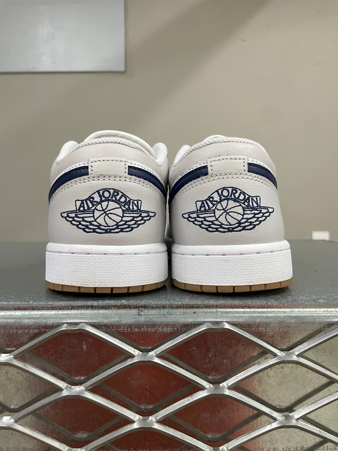 나이키 조던 1 로우 화이트 뉴트럴 그레이 285 상품이미지3