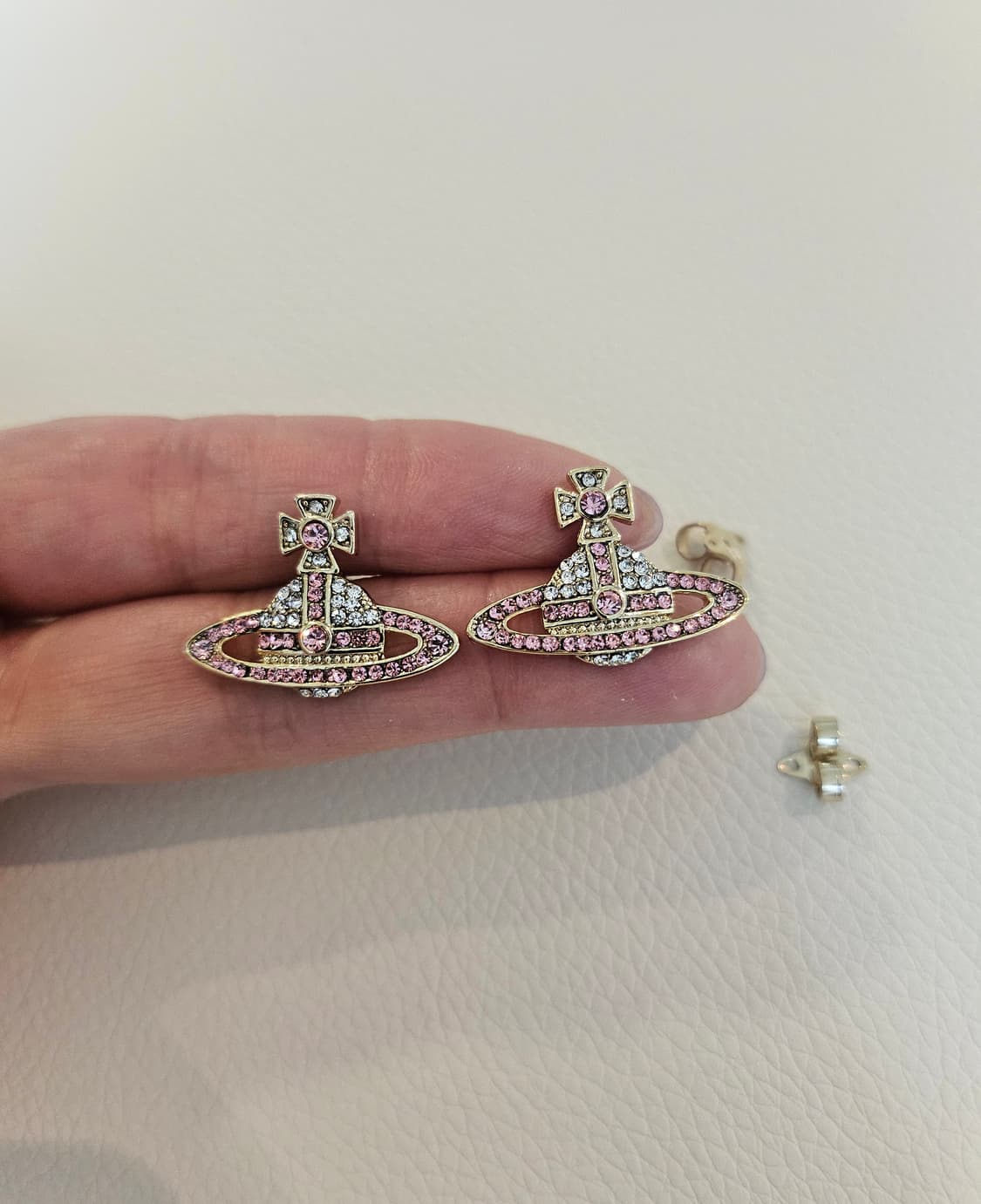 비비안웨스트우드 업사이클링 핑크큐빅 귀걸이 상품이미지4