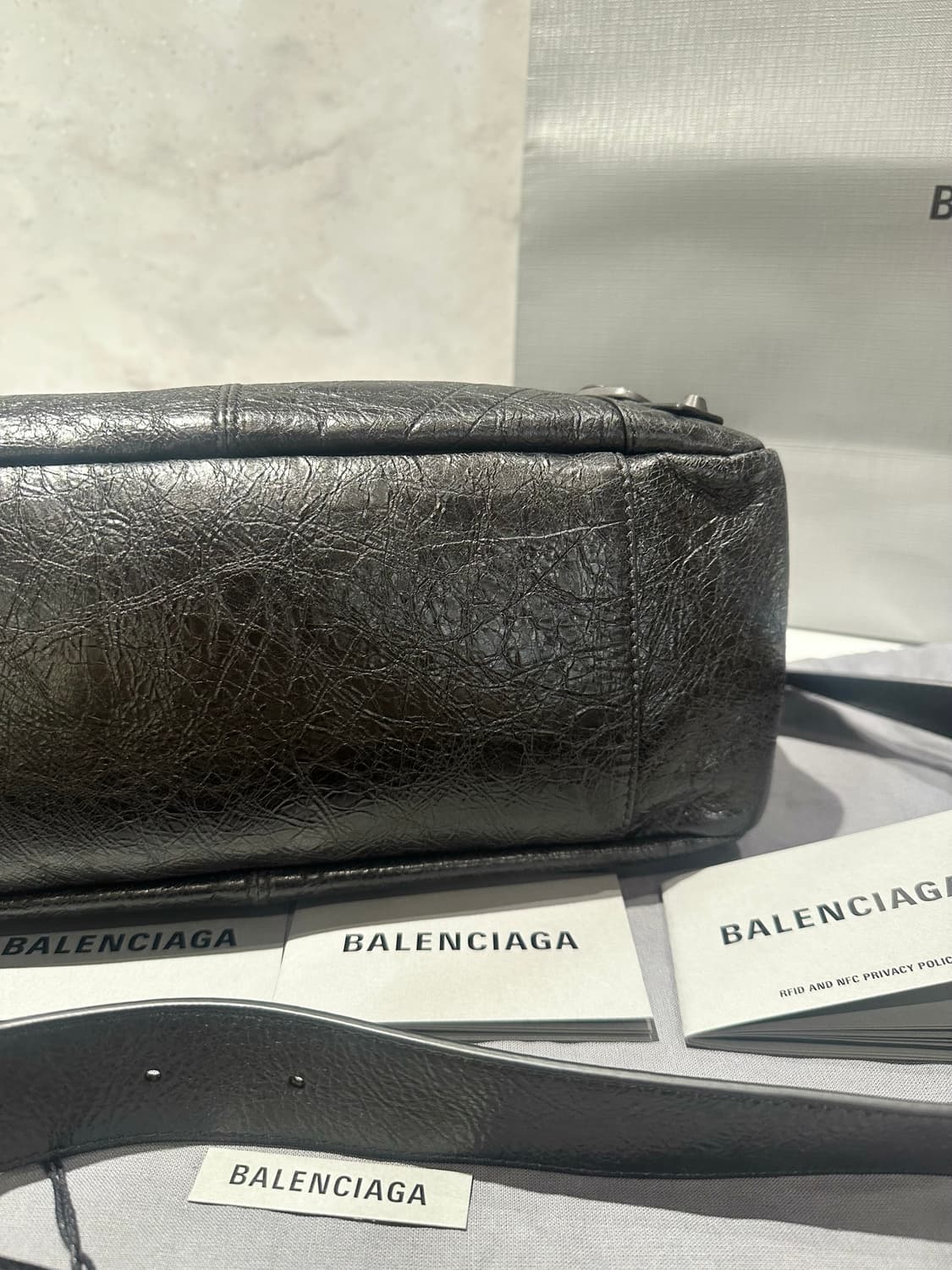 [새상품급 정품] 발렌시아가 르 시티 모터백 모토 블랙 상품이미지4