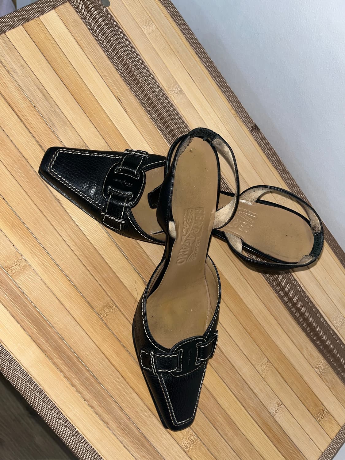 페라가모 스티치 블랙 슬링백 상품이미지3