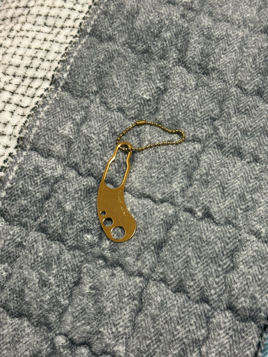 캐피탈 버튼후크 키링- 금색 상품이미지1