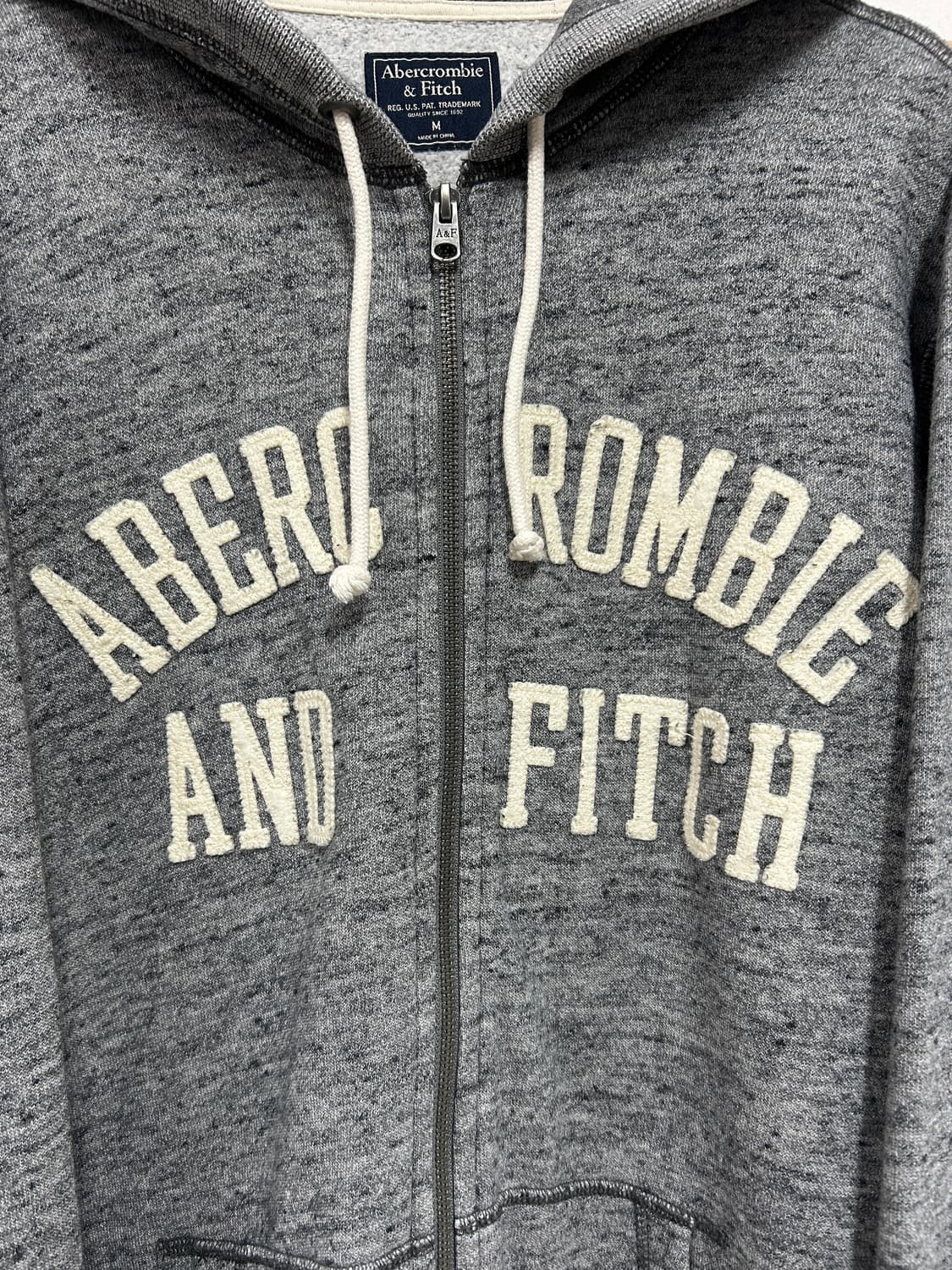 아베크롬비 y2k 아치로고 후드집업 보카시 그레이 상품이미지3