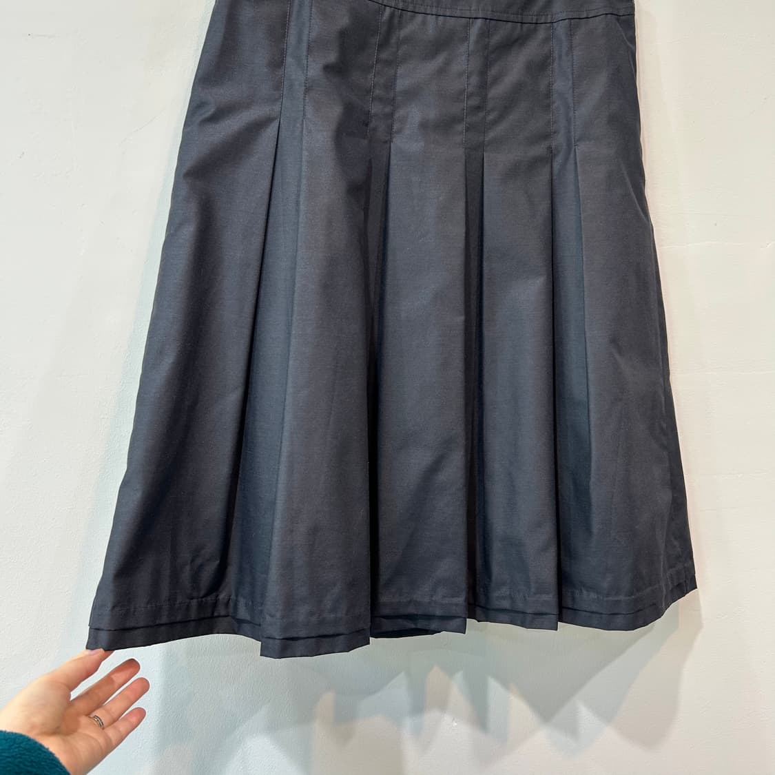 블랙 플리츠 미디 스커트 상품이미지3