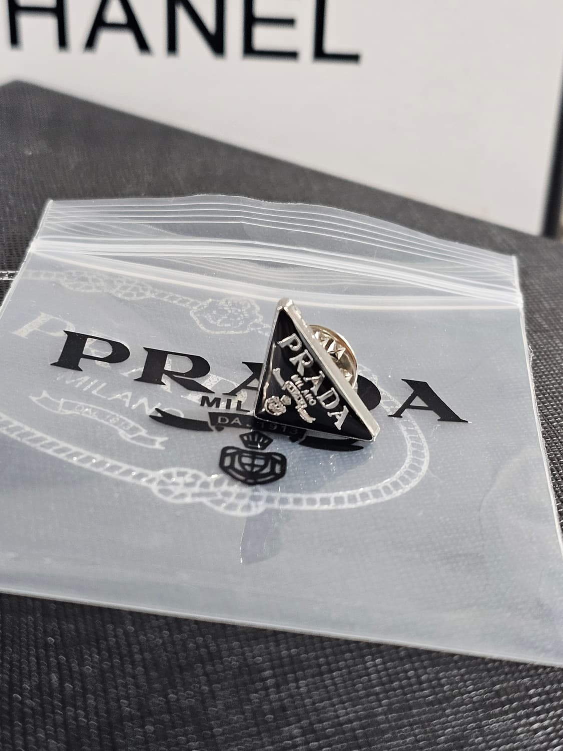 빈티지 프라다 유광 블랙 브로치 침형 상품이미지2