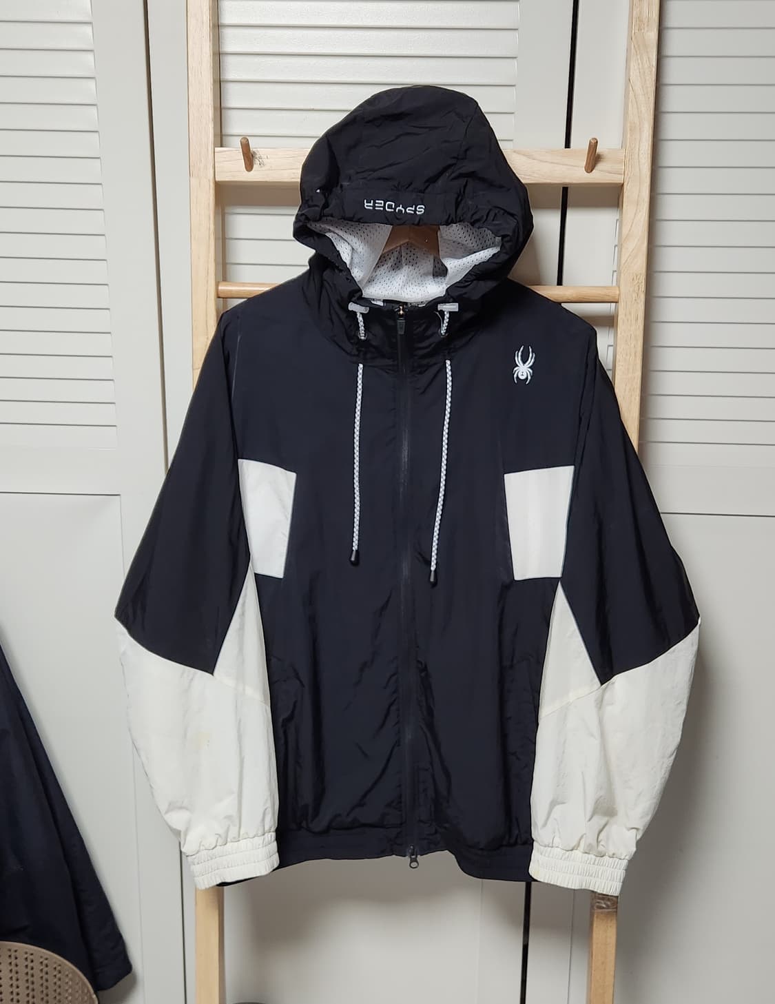 스파이더 검흰 바람막이 후드 자켓 상품이미지3