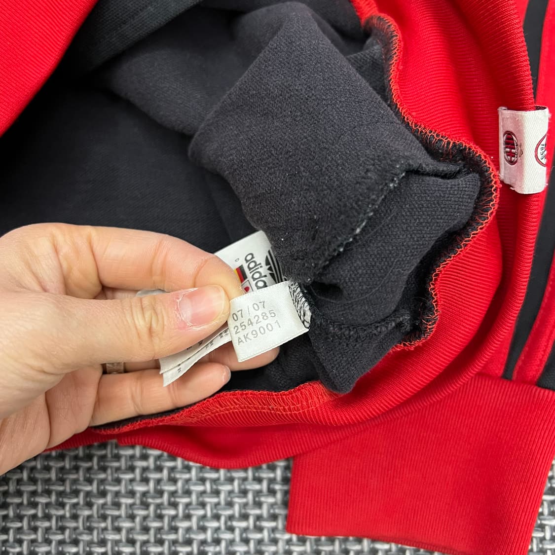 착샷O 아디다스 AC밀란 검빨 져지 100 상품이미지4