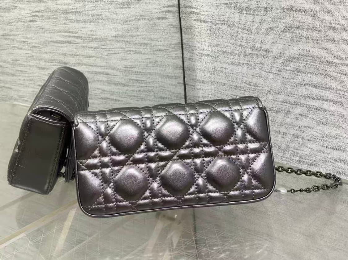 디올 크로스 백시그니처 넝쿨 체크로 클래식한 레터링 참장식
 상품이미지2