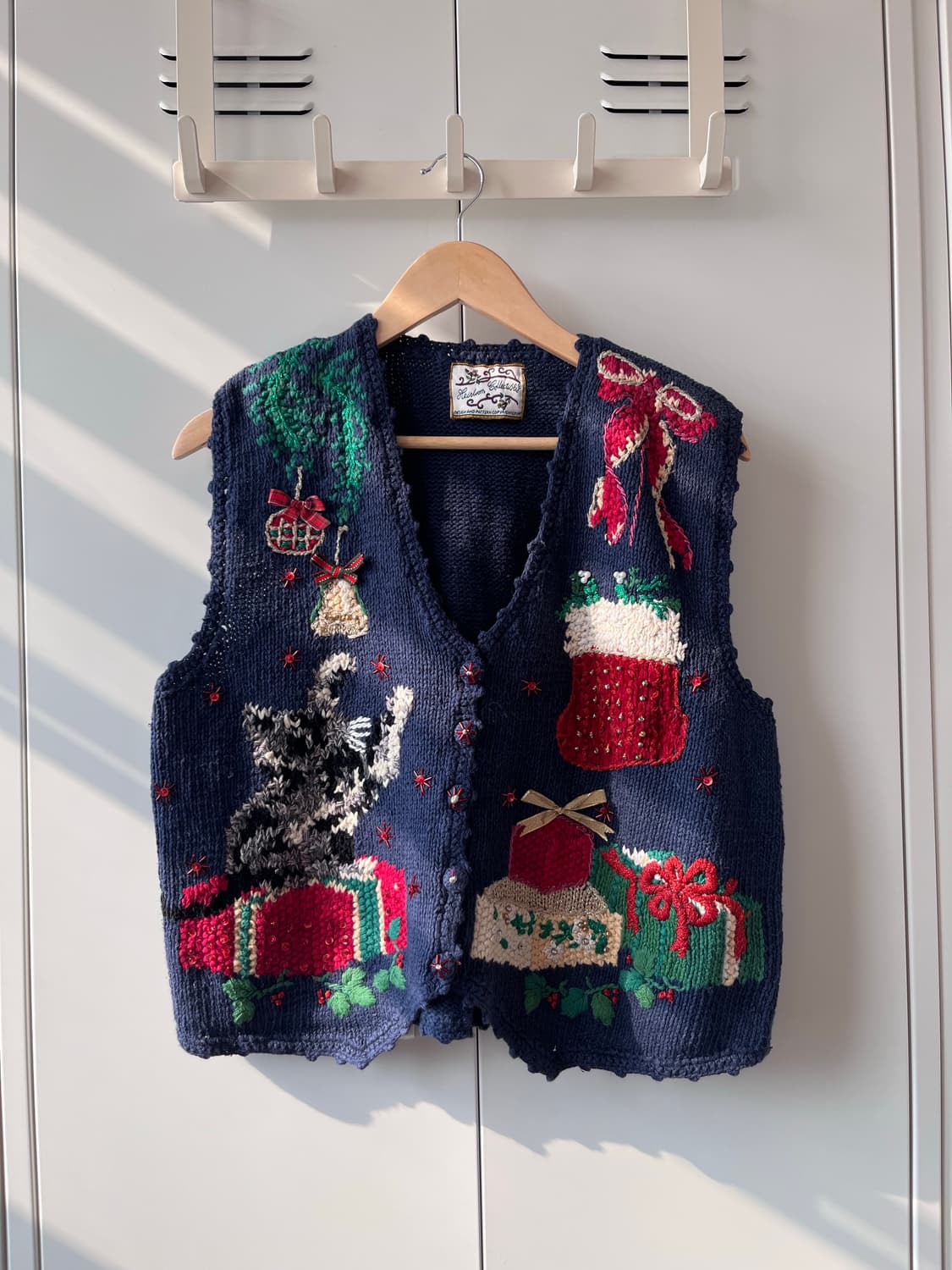 Heirloom collection 크리스마스 고양이 자수 니트 조끼 상품이미지3