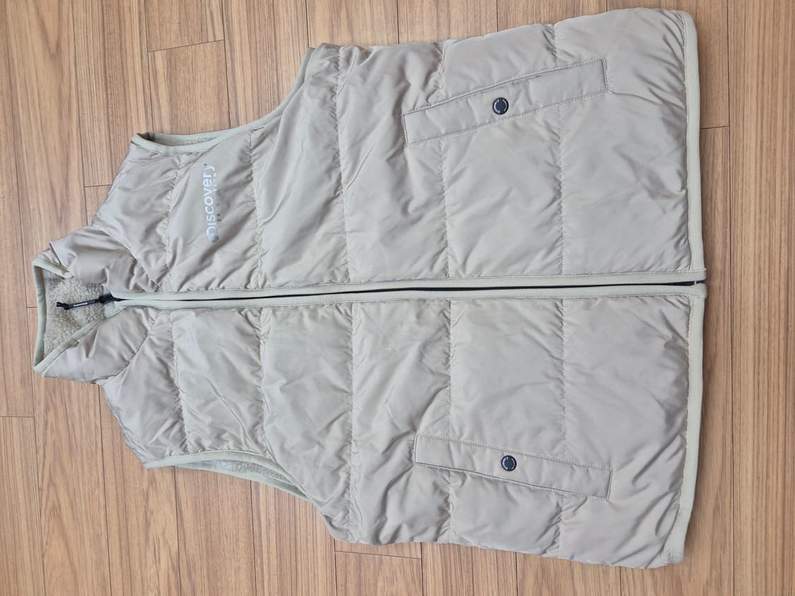 디스커버리  패딩 조끼 판매합니다
품번은 DWDV76061D이고, 사이즈 상품이미지1