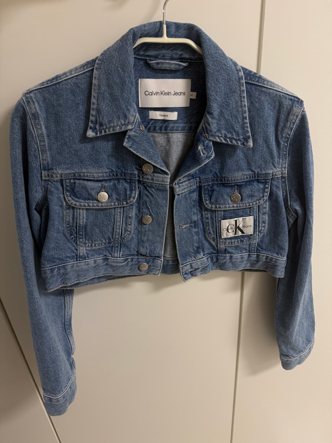 제니 착용 CK 미드블루 크롭 90s 데님 재킷 J220658 상품이미지1