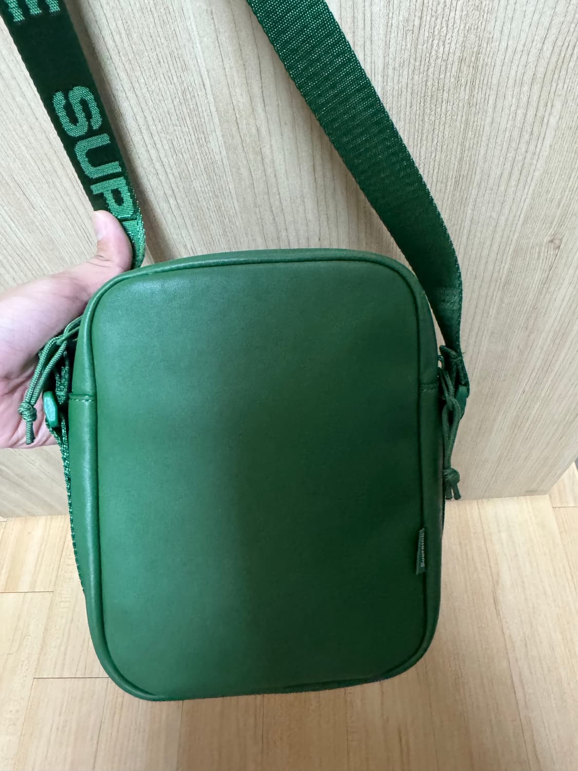슈프림 레더 숄더백 그린 - 24FW 상품이미지5
