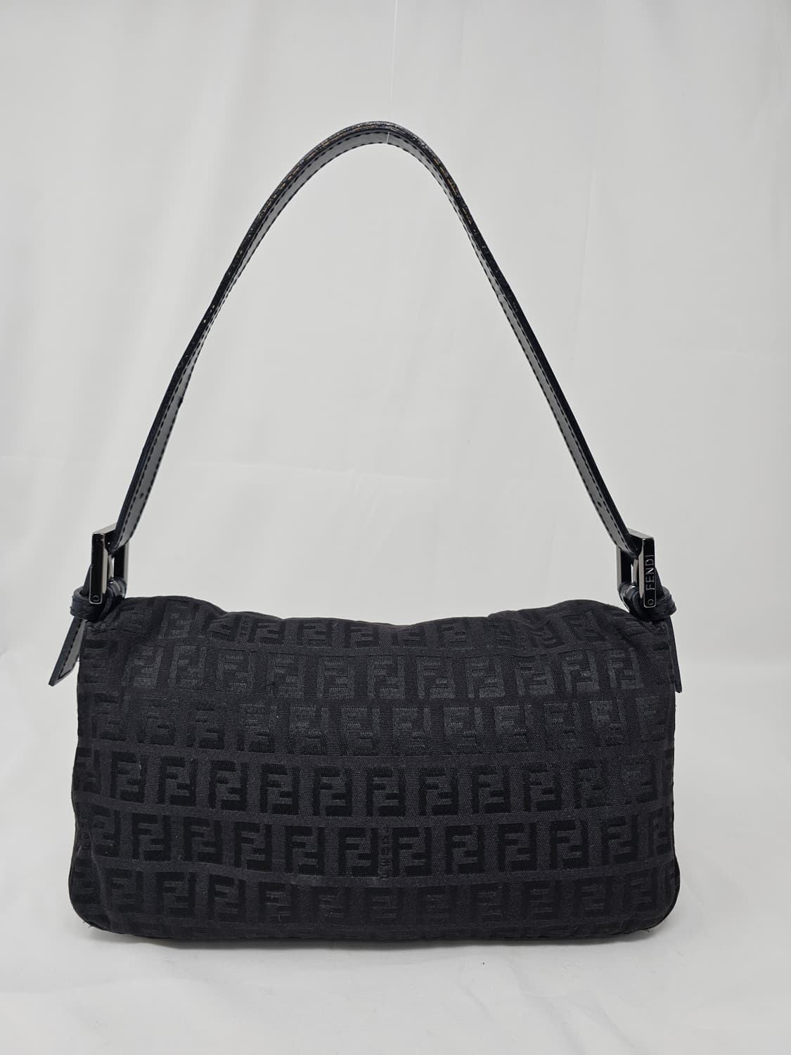 FENDI 펜디 FF 바게트백 블랙 모노그램 숄더백 상품이미지2