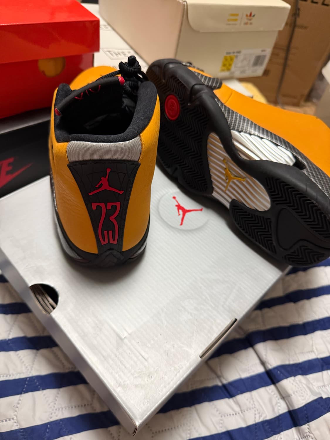 조던 14 레트로 페라리 유니버시티 골드 상품이미지2