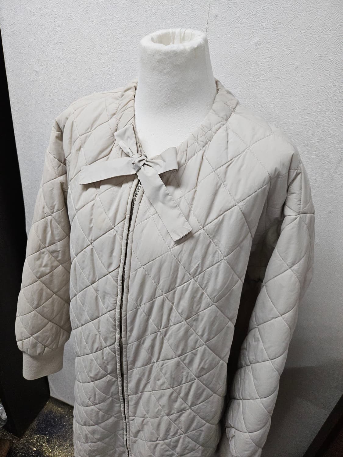 자주  다이아 퀼팅 롱 점퍼 아이보리 100 상품이미지2