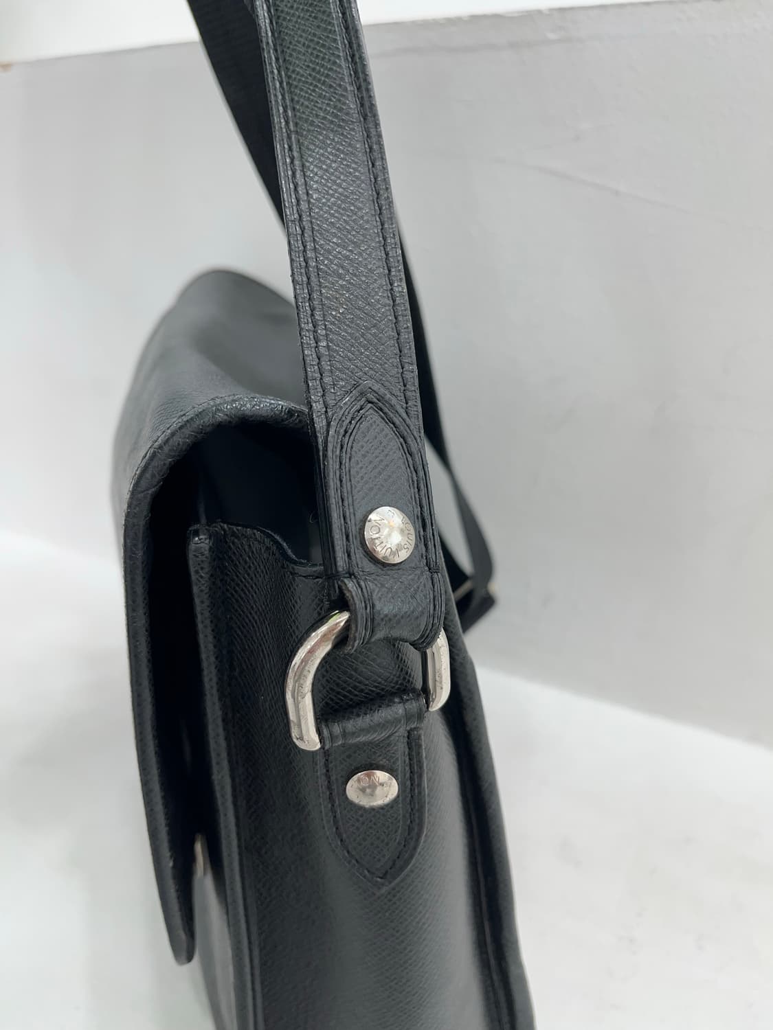 루이비통 타이가 알렉세이 크로스백 블랙 상품이미지2