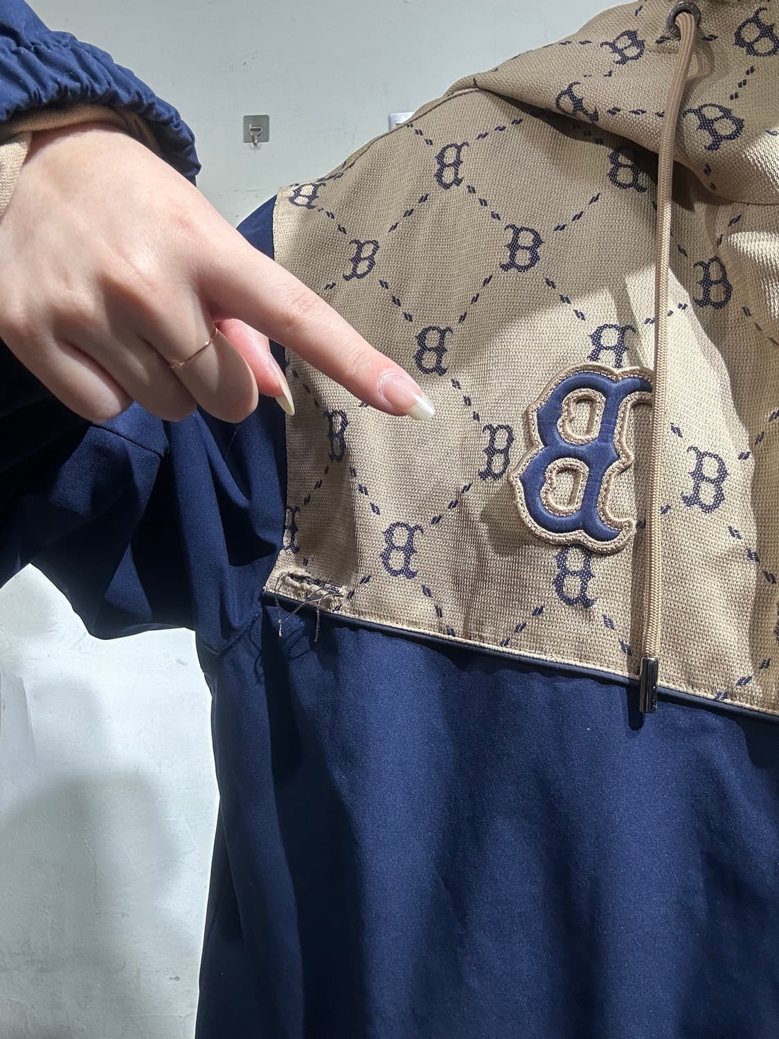 Mlb 네이비 베이지 패턴 후드 바람막이 자켓 L 상품이미지4