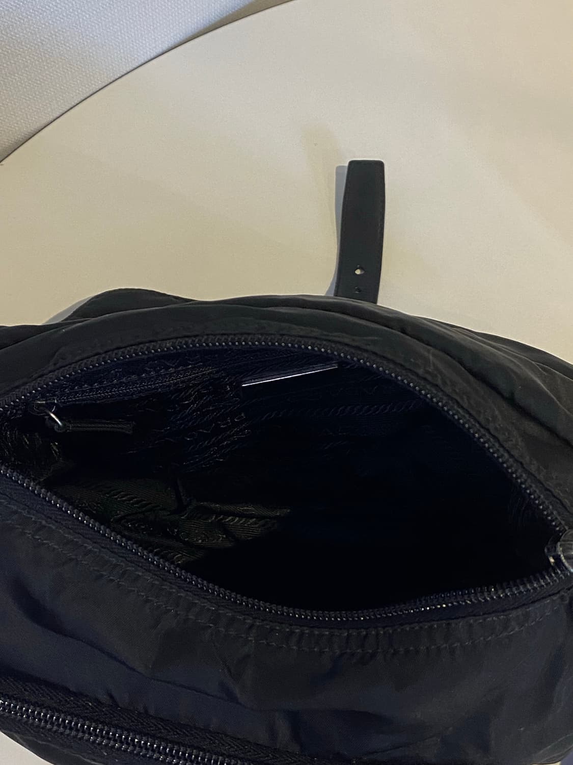 프라다 나일론 원버클 크로스백 상품이미지8