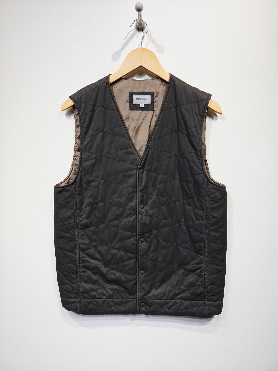 시리즈(series;) 기하학 퀼팅 패딩 베스트 다크그레이 상품이미지2