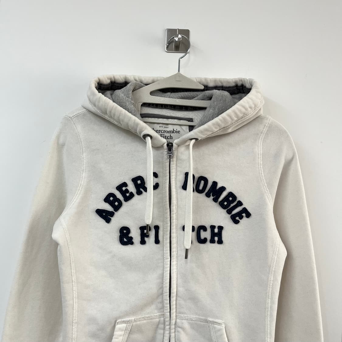 아베크롬비 딱붙핏 자수로고 아이보리 후드집업 상품이미지4