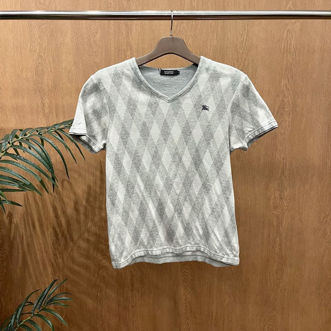 버버리 블랙라벨 반팔 티셔츠 아가일 패턴 로고 자수 브이넥 디테일 그레이 상품이미지1