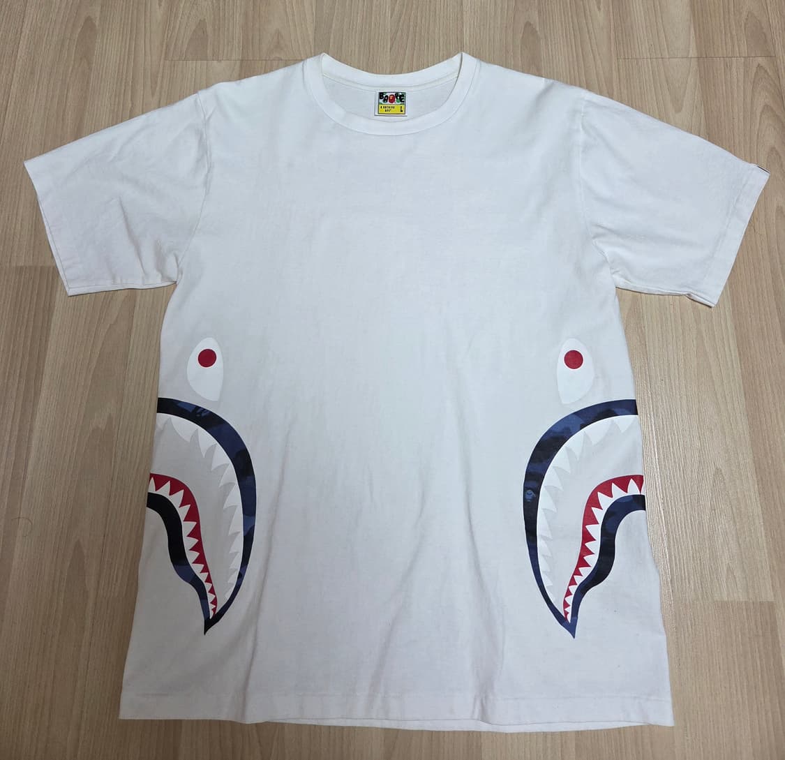 베이프 플로럴 카모 사이드 샤크 티셔츠 화이트 상품이미지1