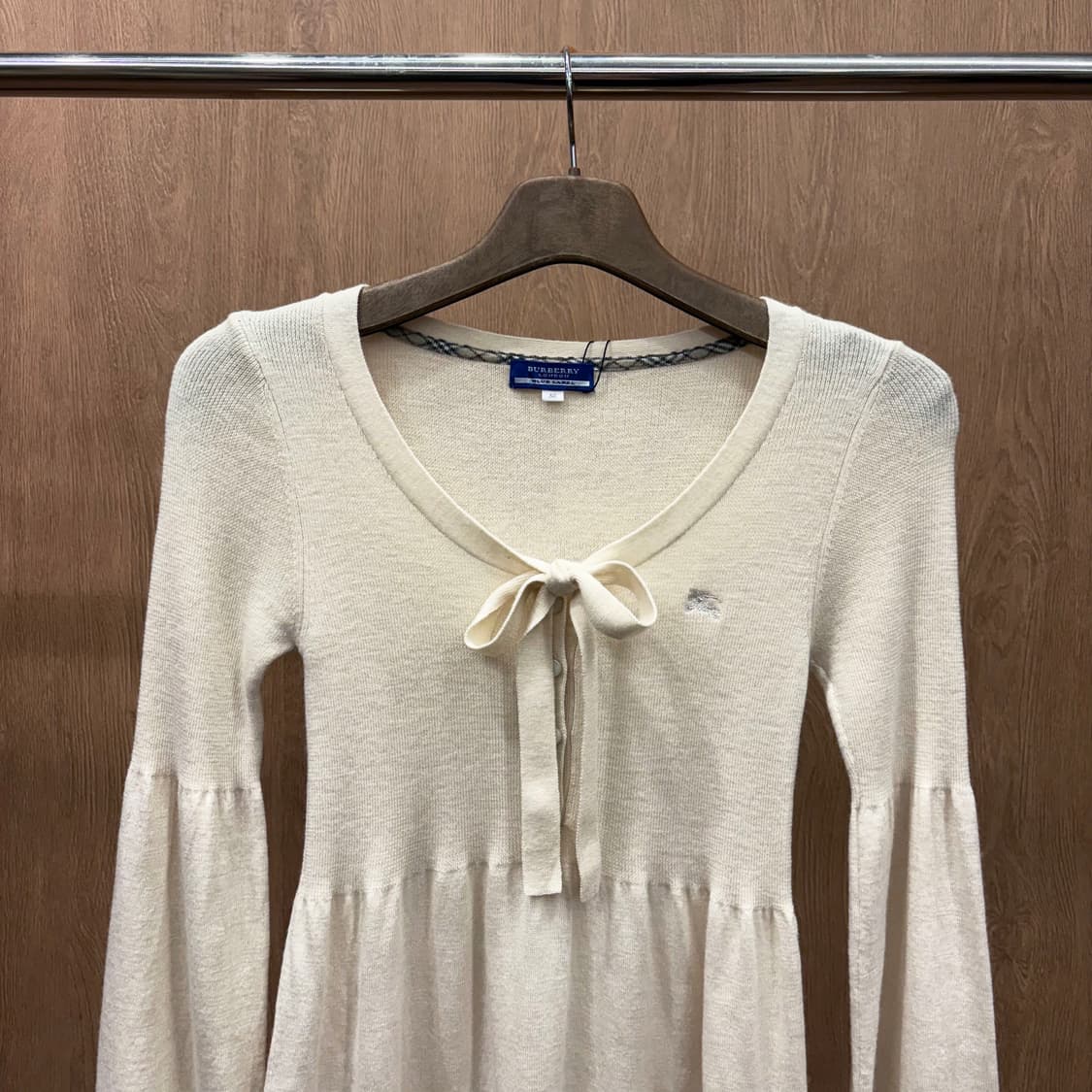 버버리 블루 라벨 브이넥 긴팔 니트 원피스 셔링 버튼 디테일 아이보리 상품이미지4