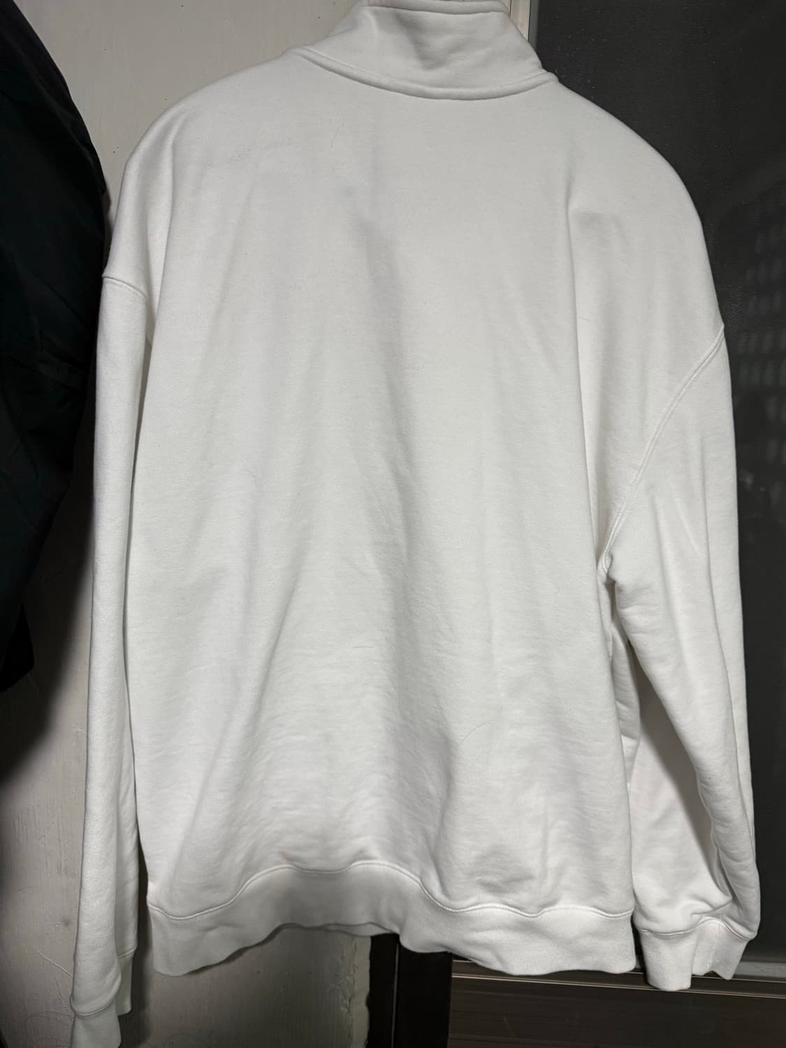 BORNTOWIN 하프집업 맨투맨 화이트 2사이즈 상품이미지4