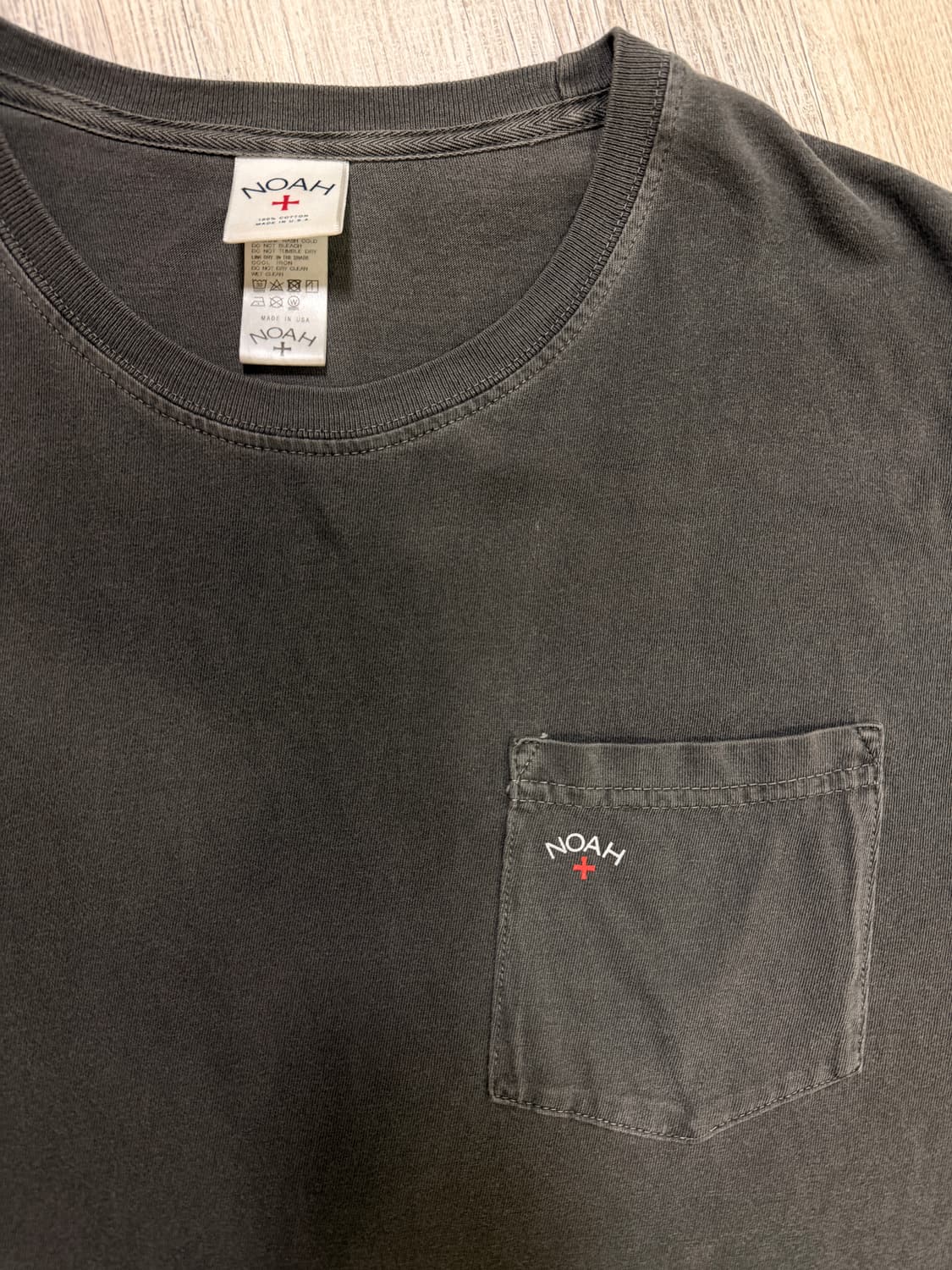 노아(noah) 챠콜컬러 피그먼트 코어로고 포켓티셔츠 상품이미지1