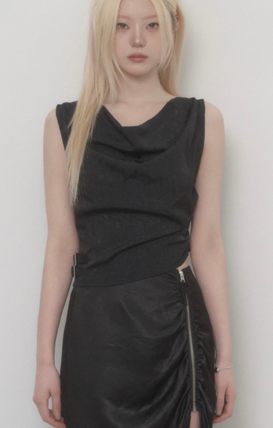 에트오소메 Draped Belt Satin Tank Top (Black) 상품이미지1